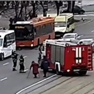 Bombeiros invadiram pista para ajudar senhora a atravessar a rua