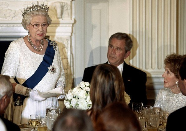 Sua Majestade posou ao lado do então presidente dos Estados Unidos, George Bush, e da ex-primeira-dama Nancy Reagan, companheira de Ronald Reagan, durante um jantar na Casa Branca, em 2007