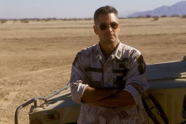 Três ReisO diretor David Russel já possui fama de ser uma pessoa controversa em Hollywood. Na gravação do filme Três Reis, o cineasta chegou a brigar fisicamente com o astro George Clooney. Motivo foi uma cena de luta, em que um figurante tinha de derrubar Clooney, mas estava inseguro. Impaciente, Russel decidiu 