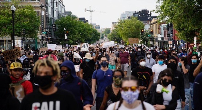 Manifestantes marcham em direção à Casa Branca, em Washington 