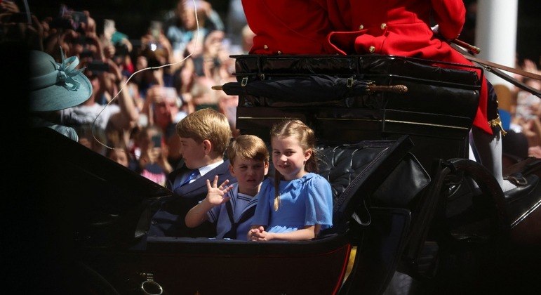 Príncipes George e Louis e princesa Charlotte chegam ao "Desfile de Bandeiras"