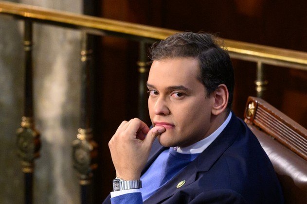 Quem é George Santos?O americano George Santos, de 34 anos, foi eleito para a Câmara dos Representantes dos EUA e assumiu o cargo em janeiro de 2023. Mesmo antes de tomar posse, uma série de mentiras do político — que tem origens brasileiras — foi revelada pela imprensa, pois ele mentia seu nome real, religião (ele falsamente alegou ser judeu), escolaridade e a experiência de trabalho. Apesar de, inicialmente, desmentir as matérias publicadas sobre ele, o republicano voltou atrás e assumiu fraudes no currículo