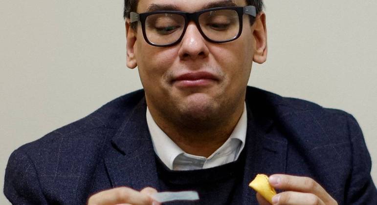 George Santos abre biscoito da sorte em Washington