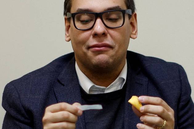 Acusações de 1 a 5: fraude eletrônicaGeorge Santos teria enviado e-mails e mensagens de texto nas quais alegou que dinheiro arrecadado por ele através de doadores seria utilizado para a campanha dele eleitoral à Câmara dos Deputados. No entanto, de acordo com as autoridades, o político mentiu e usou a quantia para despesas pessoais, como roupas de luxo e pagamentos de cartão de crédito, informou a BBC