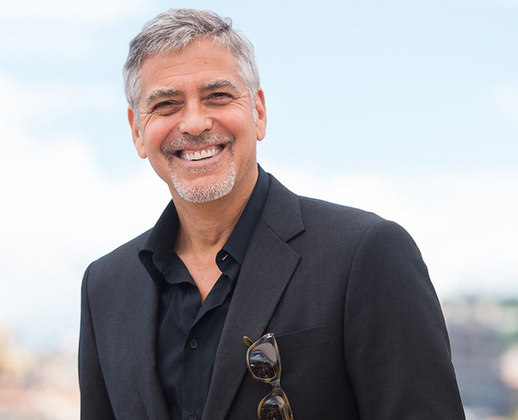 George Timothy Clooney também é americano, ator e diretor. O galã, da mesma geração de Brad Pitt, nasceu na cidade de Lexington, no estado de Kentucky. Ele completou 61 anos em maio.