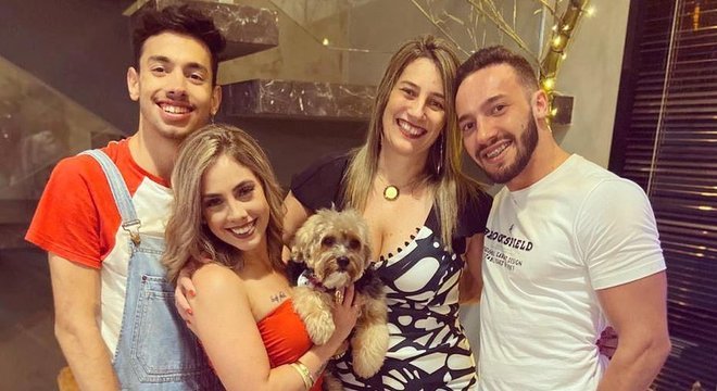 Georgia em foto recente com a família: ela conta que a mãe tinha medo que das consequências que a exposição poderia trazer à filha, que estava no ensino médio.