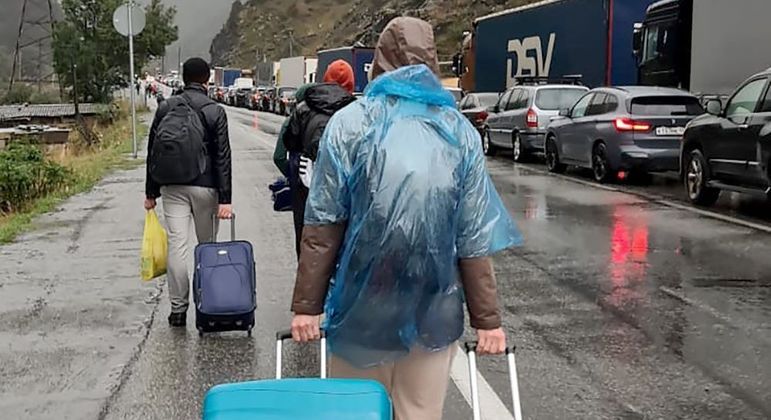 Russos vão rumo à fronteira com a Geórgia após serem convocados para lutar na Ucrânia