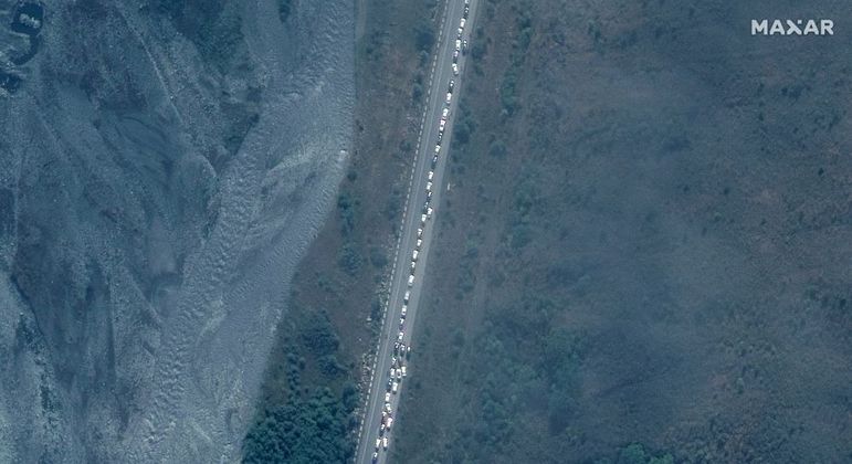 Foto de satélite mostra fila de veículos russos, no domingo (25), indo para a Geórgia