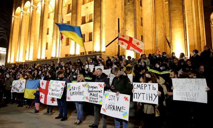 Muitas pessoas se juntaram em Tbilisi, capital da Geórgia, nesta sexta-feira (25), para pedir o fim da guerra entre Rússia e Ucrânia. Os manifestantes seguravam cartazes e bandeiras