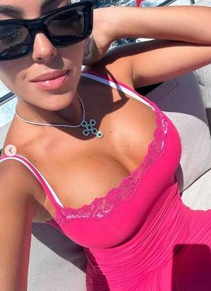 No look acima, o destaque fica para o pingente de esmeraldas com brilhantes, em formato de cruz. Ela combinou a peça com um vestido rosa justo e óculos de solLEIA TAMBÉM: Simone surpreende ao usar looks ousados e cheios de hits da moda