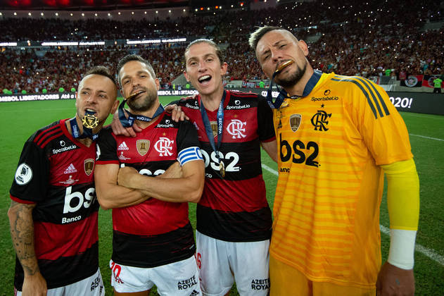 Geração 85 do Flamengo mete marra com a medalha no peito. 