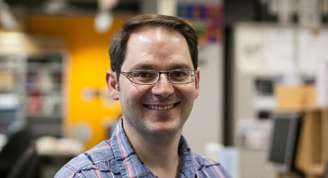 O cientista Gerald Larrouy-Maumus pesquisa, no Imperial College, como criar superfícies que são armas letais contra patógenos