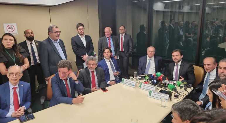 Geraldo Alckmin reunido com integrantes da Comissão Mista de Orçamento, nesta terça-feira
