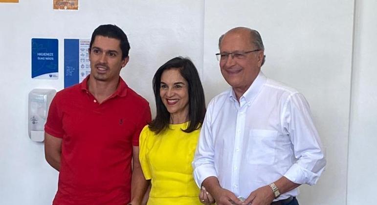 Geraldo Alckmin chega ao local de votação em São Paulo acompanhado da esposa, Lu Alckmin
