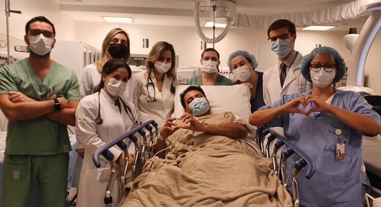 Durante a internação, o apresentador fez fotos com a equipe médica que o atendeu