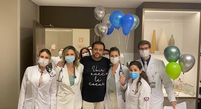 Geraldo Luís fez foto com a equipe médica que cuidou dele no hospital