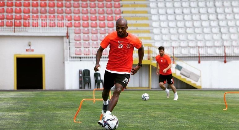 Geraldo, de 31 anos, está há quase três anos no futebol turco e hoje joga no Umraniyespor
