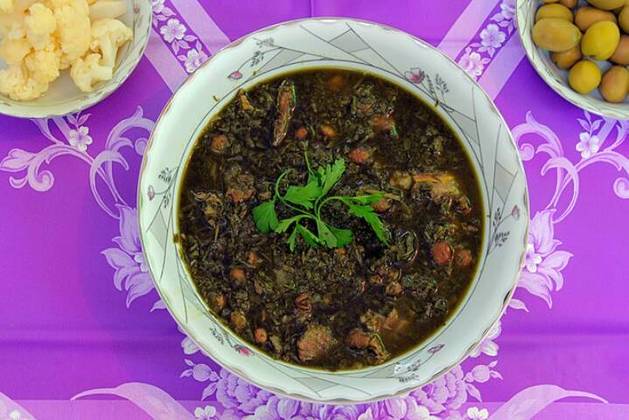 Geralmente é servida em uma tigela, mas ingerida com garfo e faca. O arroz persa costuma ser um acompanhamento. Mesmo conhecido como um alimento de origem iraniana também é popular no Azerbaijão, país vizinho. 