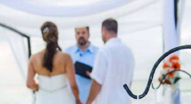 Gérbera laranja compõe a decoração de casamento