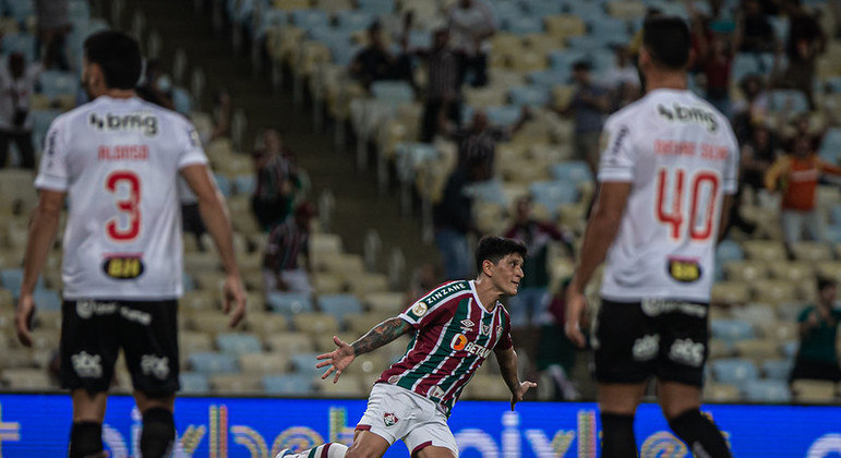 Cano comemorando gol durante duelo entre Fluminense e Atlético-MG, pelo Campeonato Brasileiro 