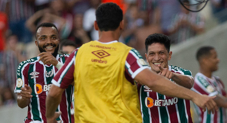 Cano (à dir.) festeja o primeiro de seus dois gols na partida do Fluminense com o Corinthians
