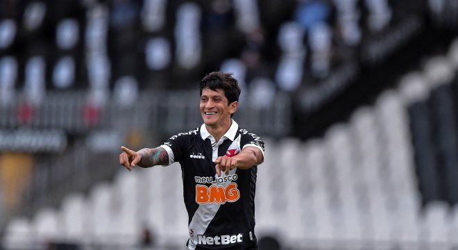 Germán Cano comemora um dos três gols marcados contra o Macaé