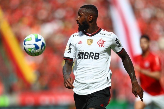 Gerson, meia do Flamengo, em ação contra o Internacional