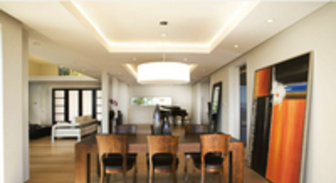 gesso acartonado - sala de jantar com sanca e lustre pendurado