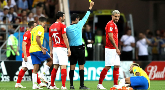 Jogador da Suíça recebe cartão amarelo por falta em Neymar