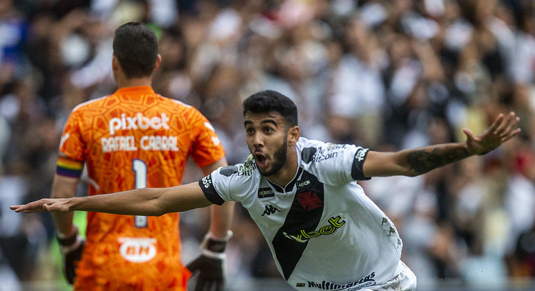 Getúlio comemora seu gol, o da vitória do Vasco sobre o Cruzeiro