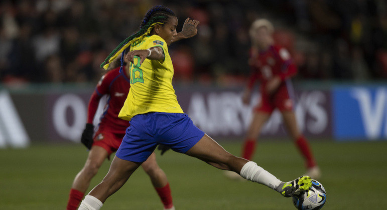 Geyse, atacante da seleção brasileira, tem o cabelo trançado desde novembro de 2022. Mas, para a Copa do Mundo, ela entrelaçou cores da bandeira do Brasil. Agora, quando está no gramado, o verde, o amarelo e o azul se destacam