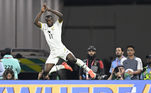 Quem também voou foi Osman Bukari, de Gana, ao comemorar um dos gols da equipe na derrota para Portugal por 3 a 2, no Stadium 974, em Doha