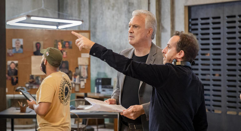 O diretor Gian Carlo Bellotti orienta Pedro Bial nos bastidores do Linha Direta 
