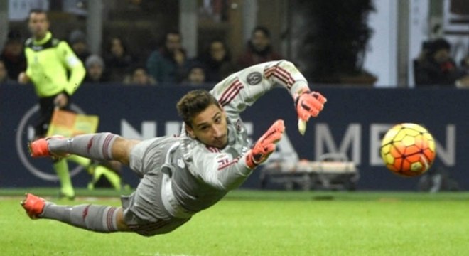 Gianluigi Donnarumma (Milan) - Uma surpresa na lista é a presença de um goleiro. O arqueiro, de 19 anos, é avaliado em € 62,8 milhões (275,9 milhões de reais), e é uma promessa para os italianos