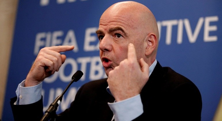 Presidente da Fifa, Gianni Infantino, se esquiva de acusações e questionamentos da imprensa