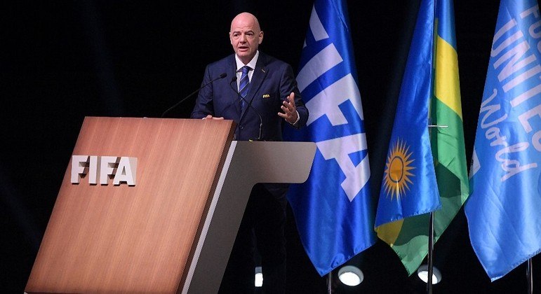 Gianni Infantino apoia Vini Jr. e diz que protocolo da Fifa contra racismo deve ser seguido
