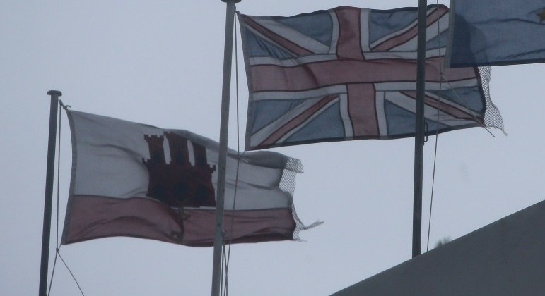 Bandeira de Gibraltar,
 à esquerda