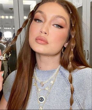 Gigi Hadid não ficou de fora e também usou os elásticos na parte da frente do cabelo