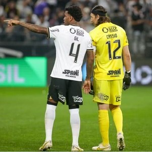 Zagueiro Gil e goleiro Cássio
