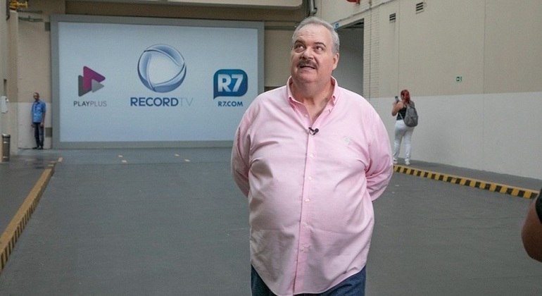 Gilberto Barros, ontem, em sua visita aos estúdios da Record TV
