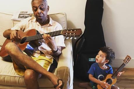 Nino encantado com o avô ao violão 