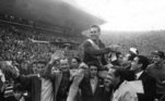 Santiao de Chile 22 de Junio 1962 .-Following his marvellous display in the world cup soccer final, brazil's goalkeeper Gilmar is cahired off the field by jubilant fans after his team's 3-1 victory over Czechoslovakia at the National Stadium, Santiago, june 17th/UPI
