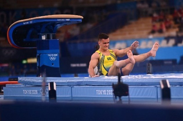 GINÁSTICA ARTÍSTICA - O brasileiro Caio Souza encerrou sua participação nos Jogos Olímpicos de Tóquio sem medalha. Na final do salto, o ginasta sofreu uma queda na segunda tentativa e terminou a prova com uma média de 13.683 pontos, em 8º lugar.