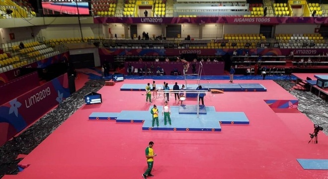Ginastas brasileiras participam do treino de pódio