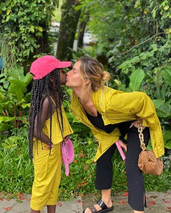 Giovanna Ewbank e Titi, filha mais velha, surgiram com looks de cores combinadas em uma sequência de fotos publicadas pela atriz nas redes sociais. Apenas a cor dos acessórios usados pelas duas era diferente. Mãe e filha ainda fizeram diversas poses e esbanjaram amor nos cliques