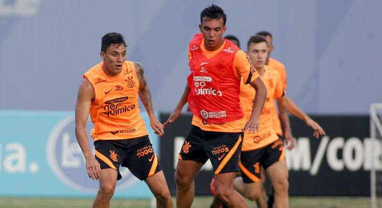 Atacante Giovane (à dir.) em treino com bola no Corinthians
