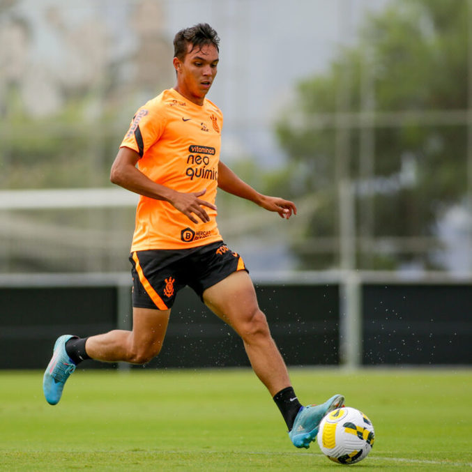 Atacante Giovane em treino com bola pelo Timão