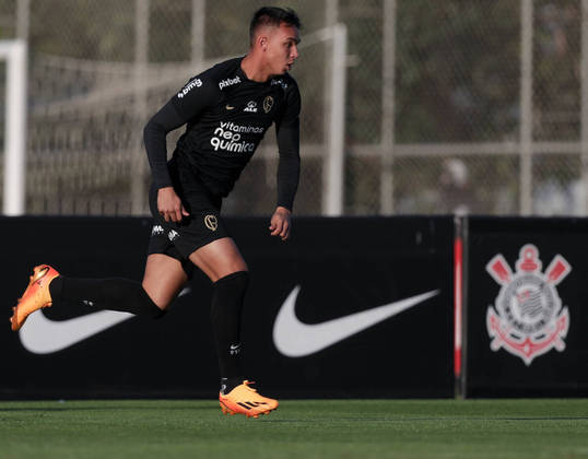 GiovaneApesar do prest&iacute;gio na sele&ccedil;&atilde;o brasileira sub-20, Giovane vem sendo pouco utilizado pelo Corinthians. Nem mesmo a chegada de Luxemburgo, que d&aacute; mais espa&ccedil;o a garotos da base, mudou o status do atacante de 19 anos.Reserva e com poucos minutos nos tr&ecirc;s jogos com a equipe alternativa, Giovane busca jogar com mais consist&ecirc;ncia, e times italianos mostram interesse em lev&aacute;-lo para as categorias sub-23