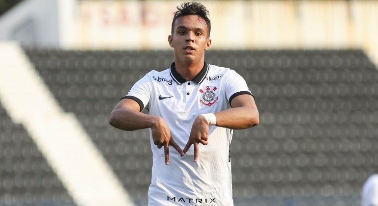 Giovane (Corinthians) - Atacante, o jovem de 18 anos chegou ao Timão no meio de 2021 e teve mais participações em gols do que partidas pelo sub-20.