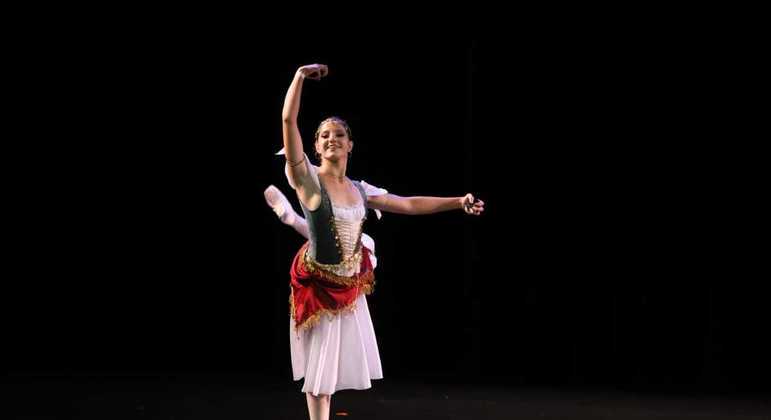 Bailarina também conquistou bolsas de estudos no México, Suíça e Estados Unidos